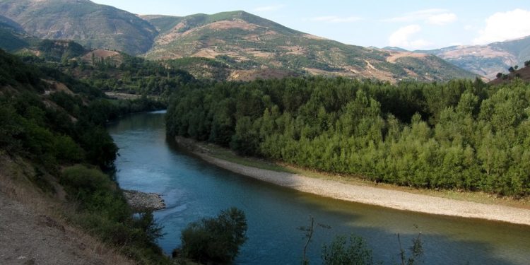 TRAGJIKE/ Mbytet një 12- vjeçare në lumin Drin, polica jep detajet e para