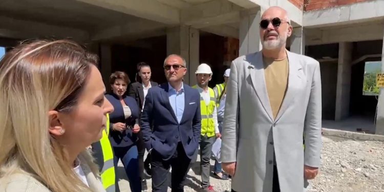 “EUROPA ËSHTË KËTU!” Soreca sheh nga afër shkollat e rindërtuara në Laç. Rama: Po rilindin falë financimit nga BE