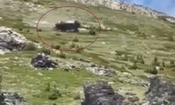 PAMJE SI NË FILMA/ Makina rrokulliset nga maja e thepisur e malit, shoferi shqiptar… (VIDEO)