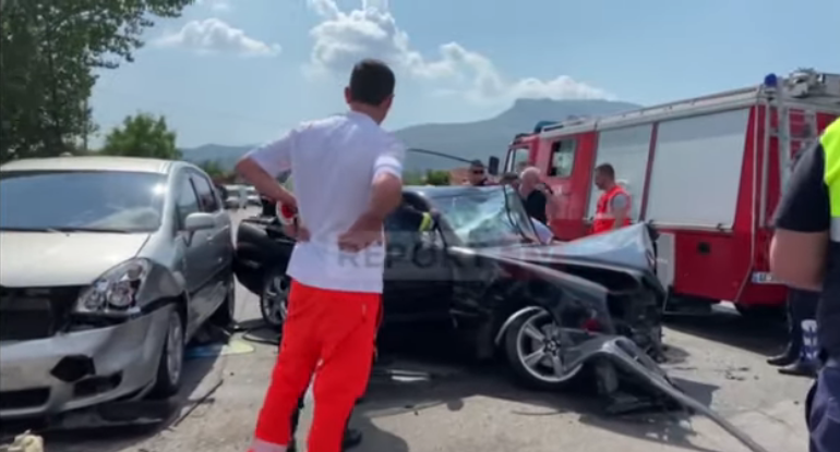 AKSIDENT I RËNDË NË ELBASAN/ Përplasen 3 makina, 2 të plagosur. Njëri në gjendje të rëndë (VIDEO)