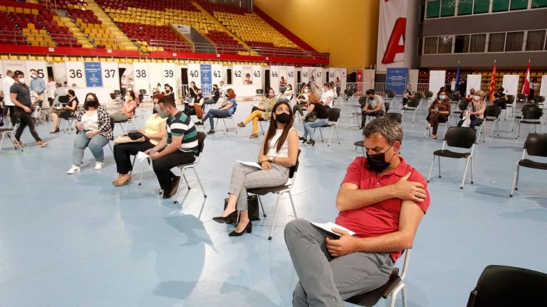 COVID-19/ Mungesa e vaksinave në Maqedoninë e Veriut, mijëra qytetarë bëjnë dozat e dyta në Serbi