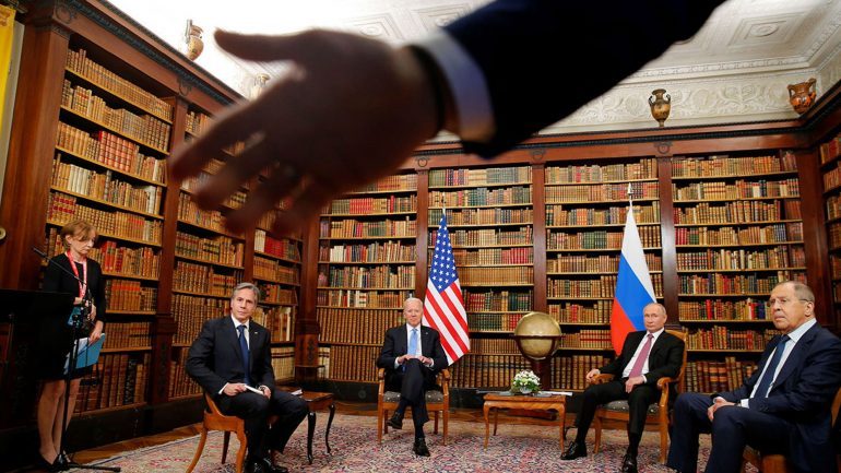 DALIN DETAJET/ Incident në takimin Biden-Putin, mediat e huaja: Agjentët rusë shtynë agresivisht gazetarët e…