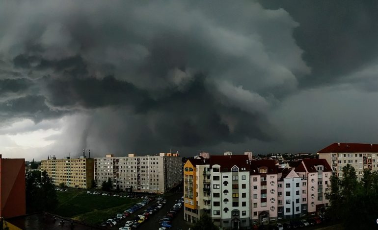 TORNADOJA NË ÇEKI/ 3 persona humbën jetën, disa ende të bllokuar nën rrënoja