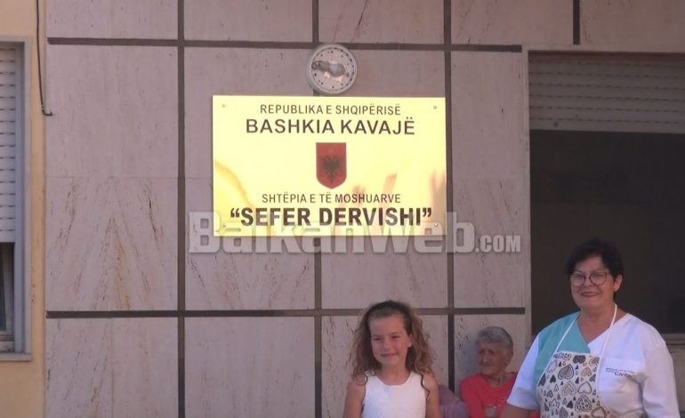 MOMENTE TË VEÇANTA/ Shtëpia e të Moshuarve Kavajë mbushet me fëmijë (PAMJET)