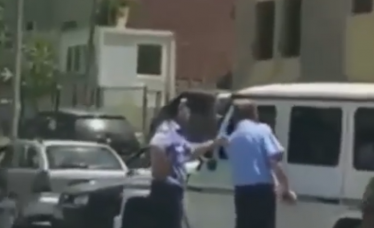 “O DJALË, A KA MUNDËSI…”/ Policët e ndalojnë, por “i forti” me “G Class” ia shkel gazit dhe s’pyet për asnjë (VIDEO)