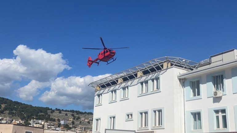 E RËNDË NË SARANDË/ Punonin në çati, era e fortë i hedh në tokë, plagosen rëndë dy punëtorë