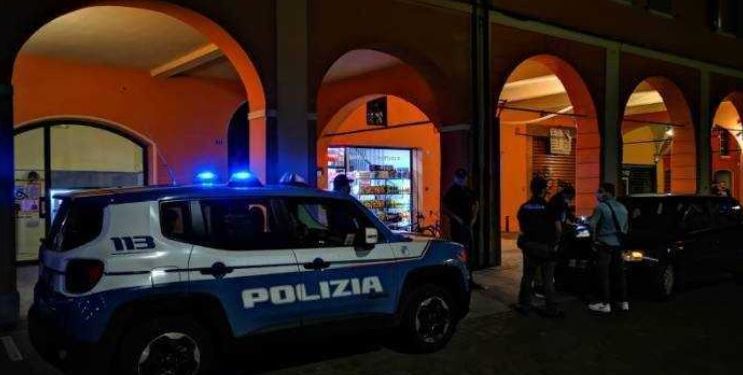 E RËNDË NË ITALI/ Shqiptari qëllohet me thikë në mes të rrugës