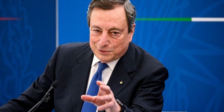 KRYEMINISTRI I ITALISË NJËSOJ SI MERKEL/ Pas dozës së parë AstraZeneca, të dytën e merr Pfizer