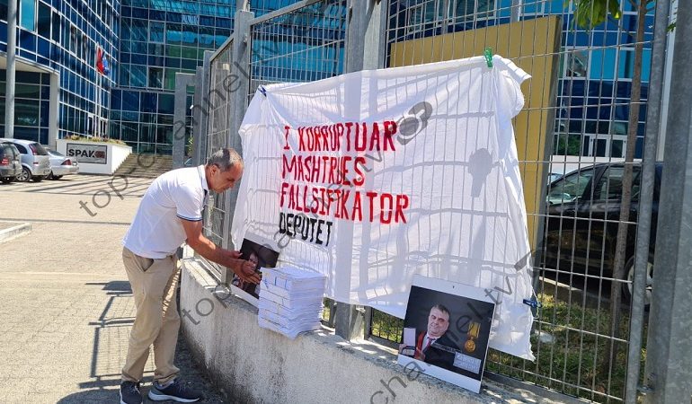 “I KORRUPTUAR, MASHTRUES…”/ Qytetari proteston para SPAK për Zef Hilën (FOTOT)