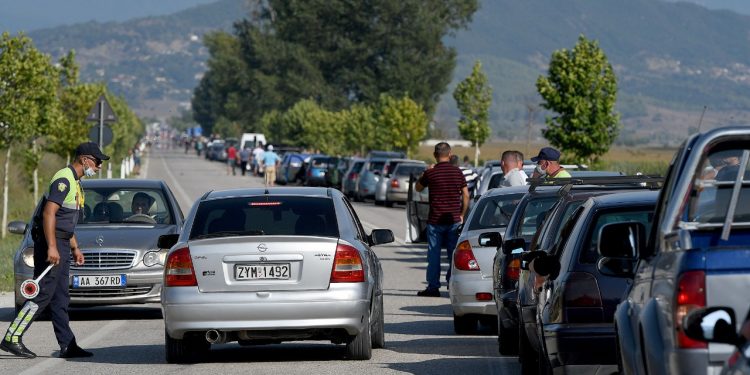 LEHTËSIMI I MASAVE ANTI-COVID/ Shtohet fluksi në kufi, ja sa persona kanë hyrë dhe kanë dalë në Kapshticë