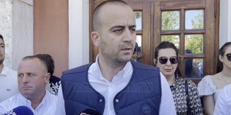 PËRPLASJA/ Këshilli Bashkiak i Vlorës këmbëngul për mbledhjen: Dritan Leli, eja në teatër!