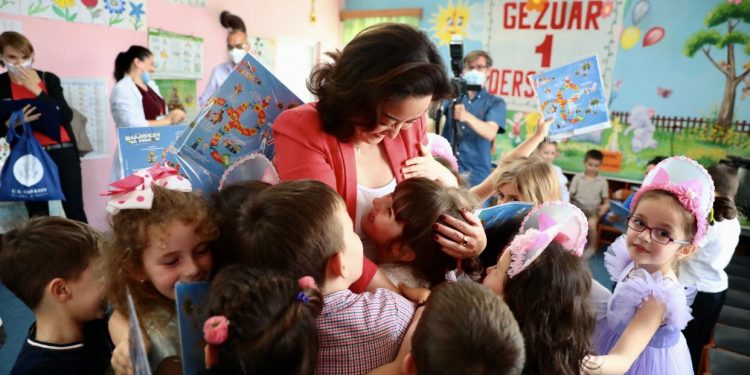 “GËZUAR DITËN E FËMIJËVE…”/ Kim uron 1 Qershorin mes përqafimeve