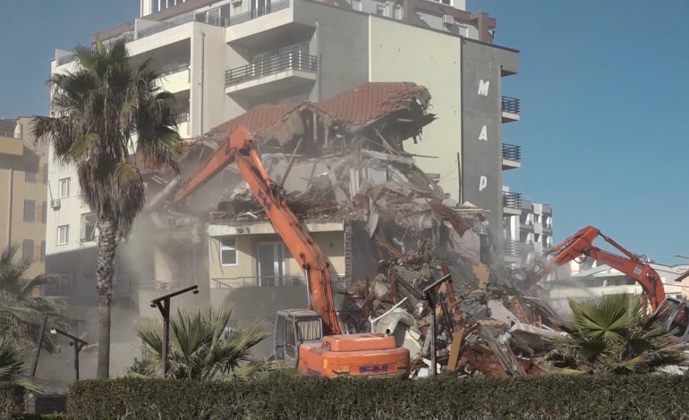 NGA TABELAT METALIKE TEK KËNDE LODRASH/ Shemben ndërtimet pa leje në bregdetin e Durrësit, operacioni nis nga plazhi i vjetër