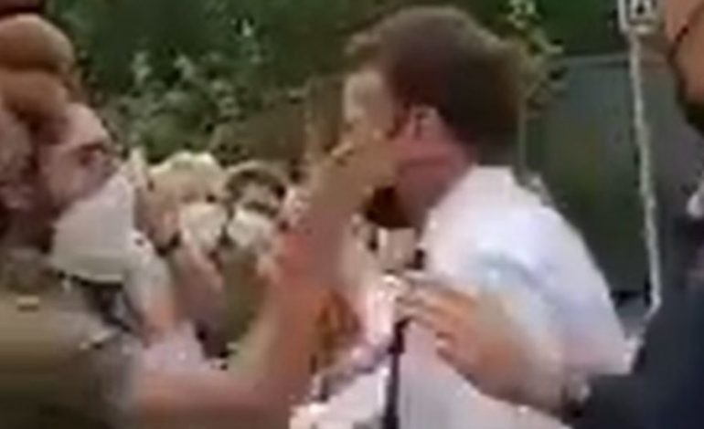 SULMI NDAJ MACRON/ Gjenden armë dhe libra të Hitlerit në shtëpinë e një prej të ndaluarve