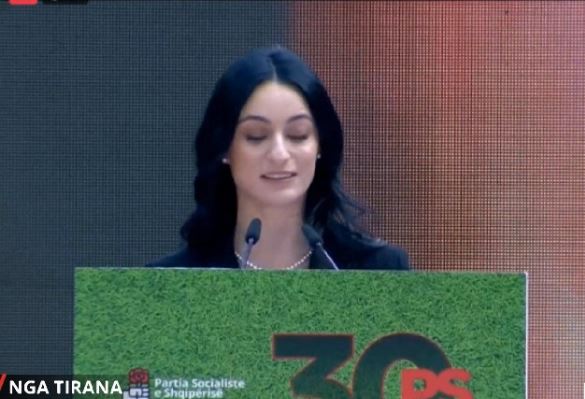 KONGRESI I PS/ Video emocionuese në kujtim të Bashkim Finos, vajza e tij i bashkohet partisë: Babai na la porosinë…