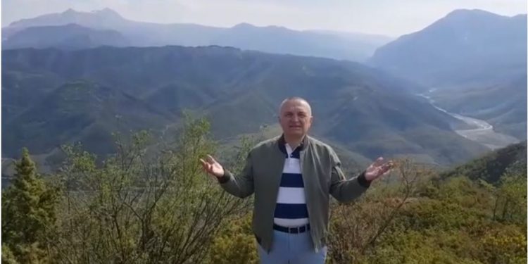 U SHKARKUA NGA KUVENDI/ Meta përshëndet ndjekësit me himnin e “Djelmnisë Dibrane”: Çohuni burra, çohuni të… (VIDEO)