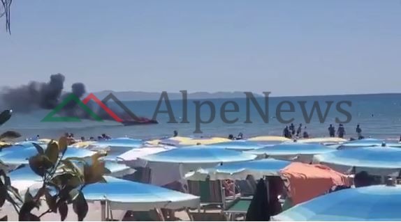 VIDEO EKSKLUZIVE/ Momenti kur merr FLAKË motorskafi në plazhin e Durrësit. Pushuesit…