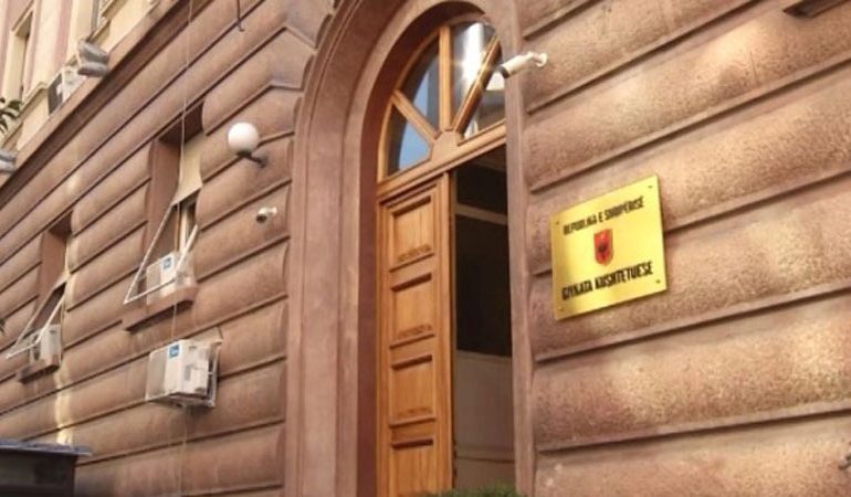 HAPEN APLIKIMET PËR GJYKATËN KUSHTETUESE/ 3 vende vakante, 30 ditë kohë për…