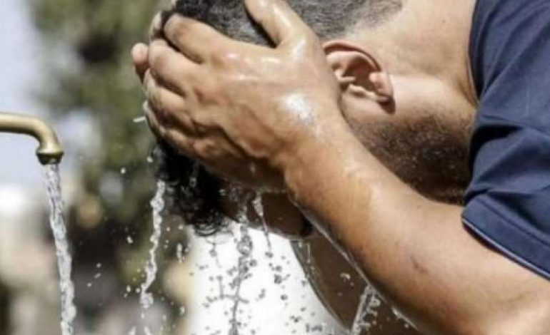 I NXEHTI AFRIKAN/ Rreziku nga temperaturat e larta, shumë njerëz shpërfillin këshillat…