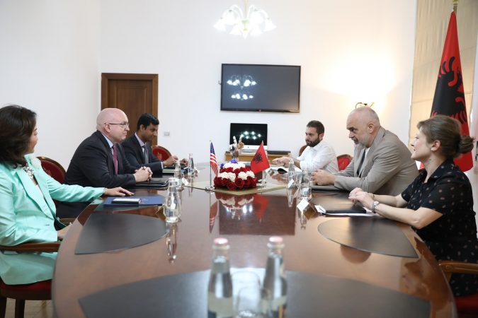 TAKIMI ME RAMËN/ Ambasada e SHBA: Reeker nënvizoi vendosmërinë e Biden dhe Blinken se lufta kundër korrupsionit është…