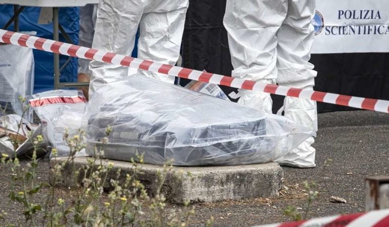 TRONDITËSE NË ITALI/ Gruaja mbajti 1 javë partnerin e vdekur në shtëpi dhe e braktisi në rrugë. Fqinjët…
