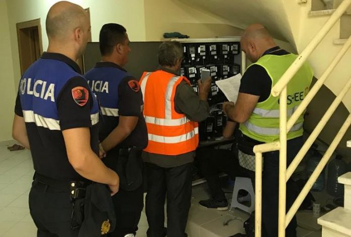RIKONTRUKSIONI I KABINAVE/ OSHEE njofton qytetarët: Këto zona të Tiranës nesër do të mbeten pa energji elektrike