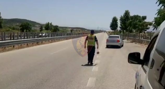 KONTROLLI NË TIRANË/ Shoferët ecin me shpejtësi skëterrë, i dehuri tenton t’ia hedhë policisë me 20 paund ryshfet