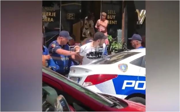 DEL VIDEO/ “Çmendet” i riu në Tiranë, futet me forcë në dyqanin ku kishte të dashurën për ta marrë zvarrë
