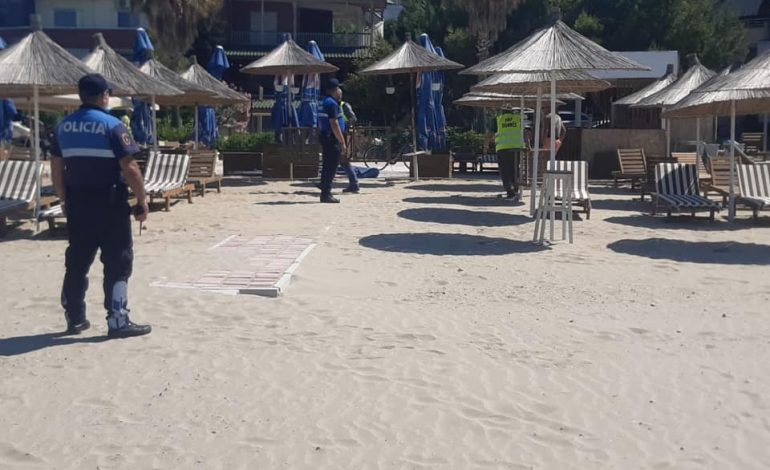 POLICIA AKSION NË BREGDETIN E DURRËSIT/ Sekuestrohen shezlongë e çadra në subjektet që kanë zënë rërën pa leje