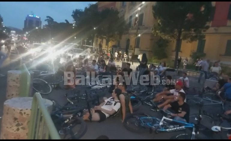 AKSIDENTI ME 4 VIKTIMA/ Dhjetëra të rinj mesazh sensibilizues para Ministrisë së Brendshme dhe asaj të Transporteve