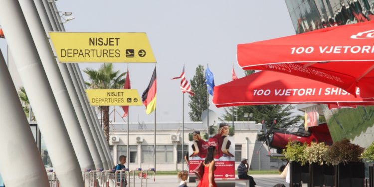 PROTOKOLLI I UDHËTIMEVE AJRORE/ Maska dhe plotësimi i formularëve i detyrueshëm