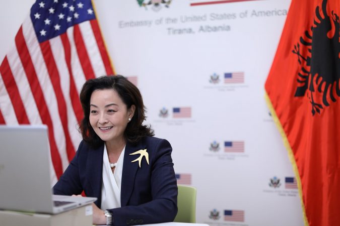 TAKIM ONLINE/ Ambasadorja Kim me udhëheqës të komunitetit të diasporës shqiptaro-amerikane: I nxis të…