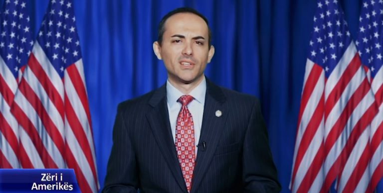 RRUGËTIMI I SHQIPTARO-AMERIKANIT/ Iku 17 vjeç nga vendlindja, sot gëzon mandatin e dytë në Dhomën e Përfaqësuesve