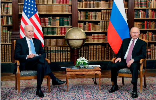 DEL FOTO E TAKIMIT TË VITIT/ Biden nuk sheh liderin rus në sy, vetëm letrën e planit të…