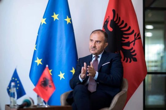 QEVERIA MERR VENDIMIN/ Garda merr në mbrojtje ambasadorin e BE-së në Tiranë