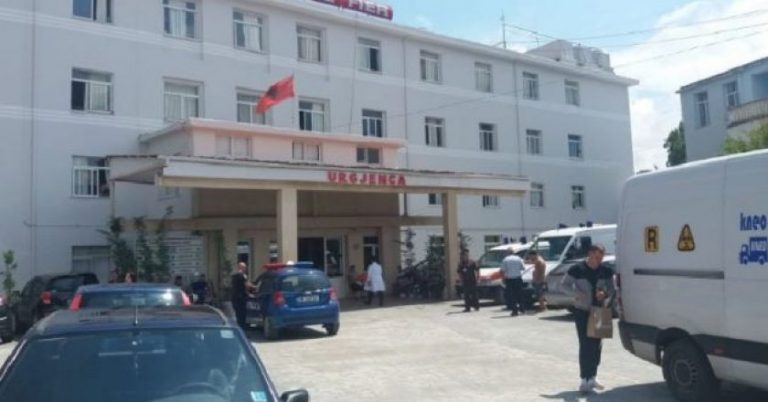 E RËNDË NË FIER/ Ishte duke luajtur me bombolën e oksigjenit, digjet 17-vjeçari. Transportohet me urgjencë në spital