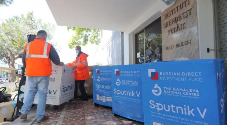 KORONAVIRUSI/ Me çfarë çmimi i bleu Shqipëria vaksinat ruse? Një vendim i Qeverisë sugjeron se është ndër më të lirat