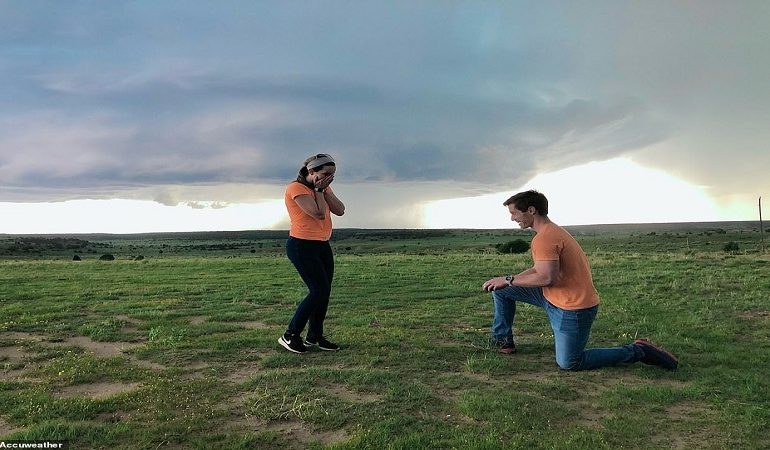 PROPOZIMI I VEÇANTË/ Meteorologu i shpreh dashurinë partneres përballë tornados (FOTOT)
