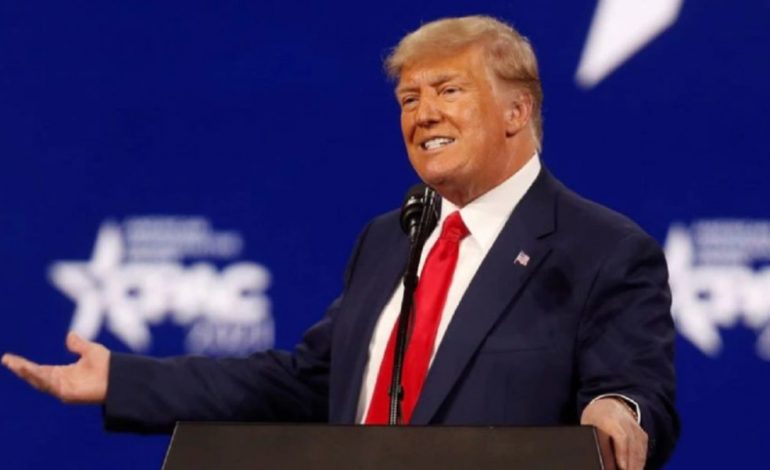 KISHTE VESHUR PANTALLONAT SË PRAPTHI/ Pamjet e Donald Trump që po çmend internetin (VIDEO)