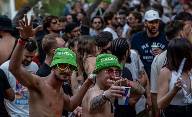 FESTIVALI “UNUM”, I PARI PAS PANDEMISË/ “Daily Mail”: Shqipëria me plazhe të mrekullueshme! E reja nga Serbia: Muzika…