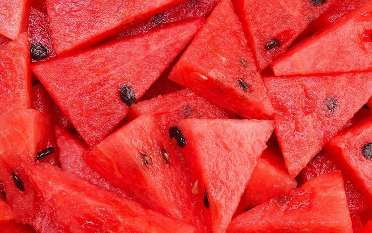 VËMËNDJE/ Njihuni me ushqimet që duhet të konsumoni dhe të shmangni në verë