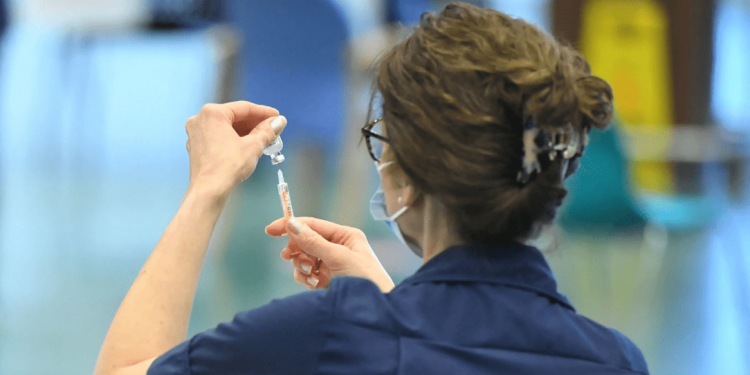 COVID-19/ Italia miraton përdorimin e vaksinës te grupmoshat mbi 12 vjeç