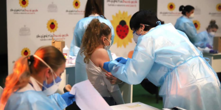 VIJON VAKSINIMI MBI 18 VJEÇ/ Manastirliu publikon dëshmitë e qytetarëve: Të kënaqur që na u dha kjo mundësi