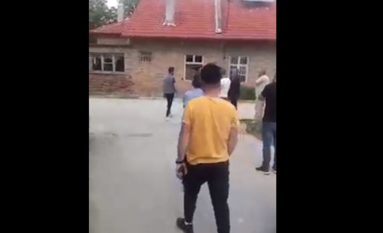 SKANDALI ME ZGJEDHJET NË PD/ Anëtari në Maliq godet sekretarin e degës pasi i HOQI emrin nga lista zgjedhore (VIDEO)