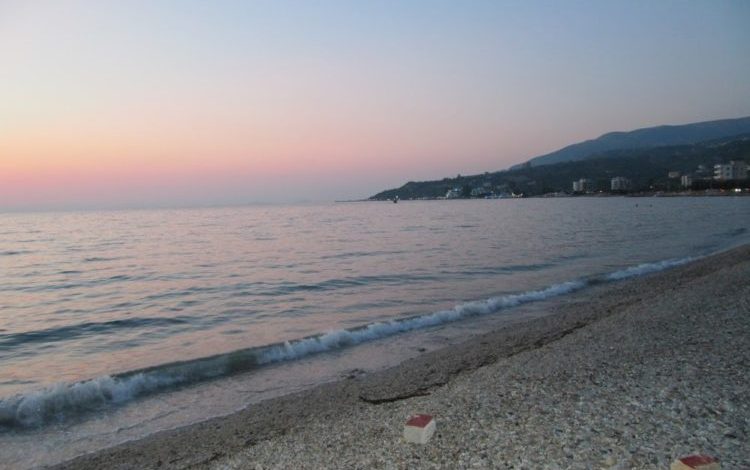 E RËNDË/ Pëson arrest kardiak në plazhin e Vlorës, ndërron jetë turisti austriak