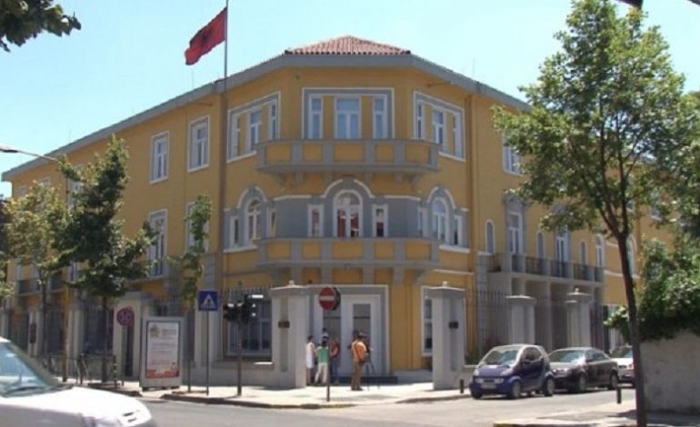 PETICIONI I MATURANTËVE/ Duan mosnjohjen e rezultateve të matematikës, në konsideratë të jetë mesatarja e…