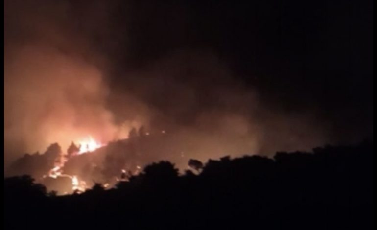 PAMJET/ Përkeqësohet situata e ZJARRIT në Karaburun, po afrohet drejt banesave dhe…