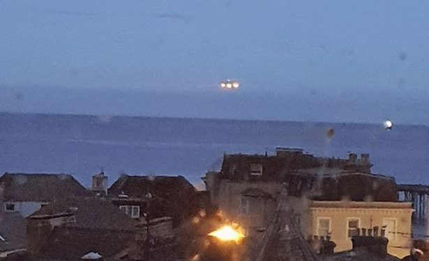 “UFO NË QIELL”/ Një britanik fotografon objektin në formë trekëndshi