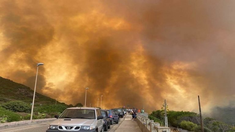 SHTËLLUNGA TË MËDHA TYMI NË AJËR/ Përfshihen nga flakët qindra hektarë pyje në Sardenja, evakuohen banorët
