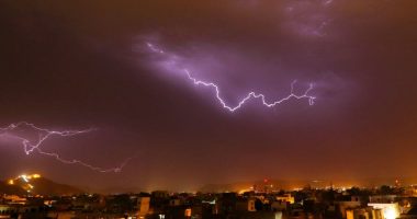 GODITEN NGA RRUFEJA/ Humbin jetën 11 persona dhe lëndohen disa të tjerë në Indi